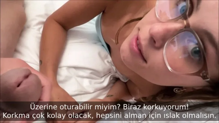 beraber tatil yaptigi uvey kiz kardesinin got deliginin fotograflarini cekiyor.jpg