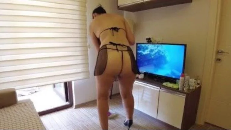 eve gelen hizmetciyi siktim turkce konusmali.jpg