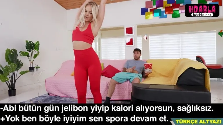 kiz kardesi daracik taytla spor yaparken arkasindan bakip asiliyor.jpg