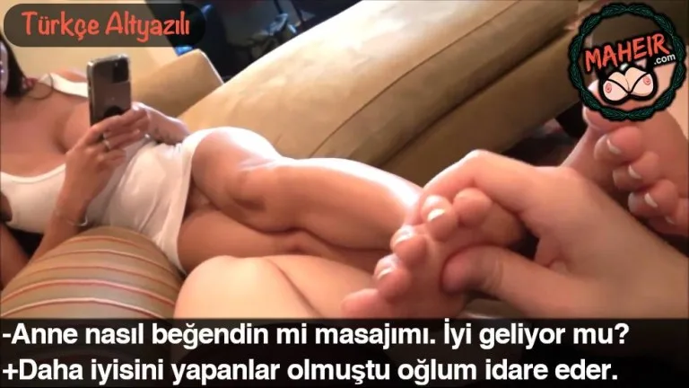 serefsiz herif annesine masaj yaparken salakta amina bakiyor.jpg