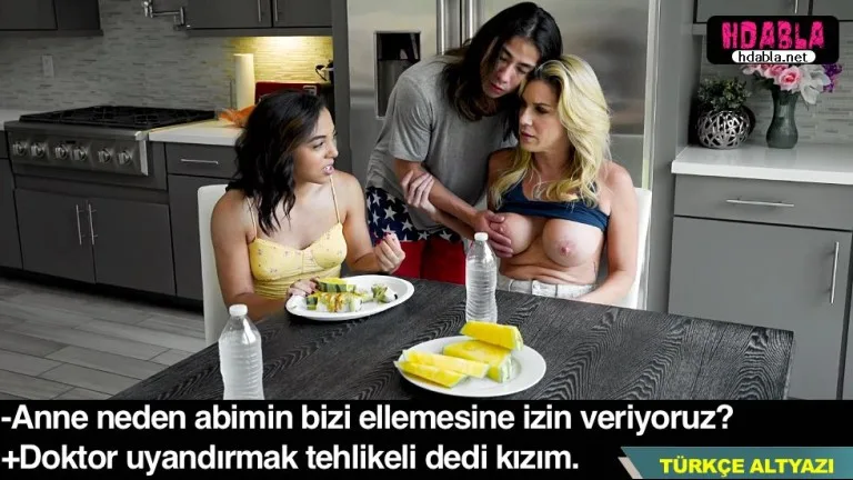yavsak herif uyurgezer numarasi yaparak anasini bacisini elliyor.jpg